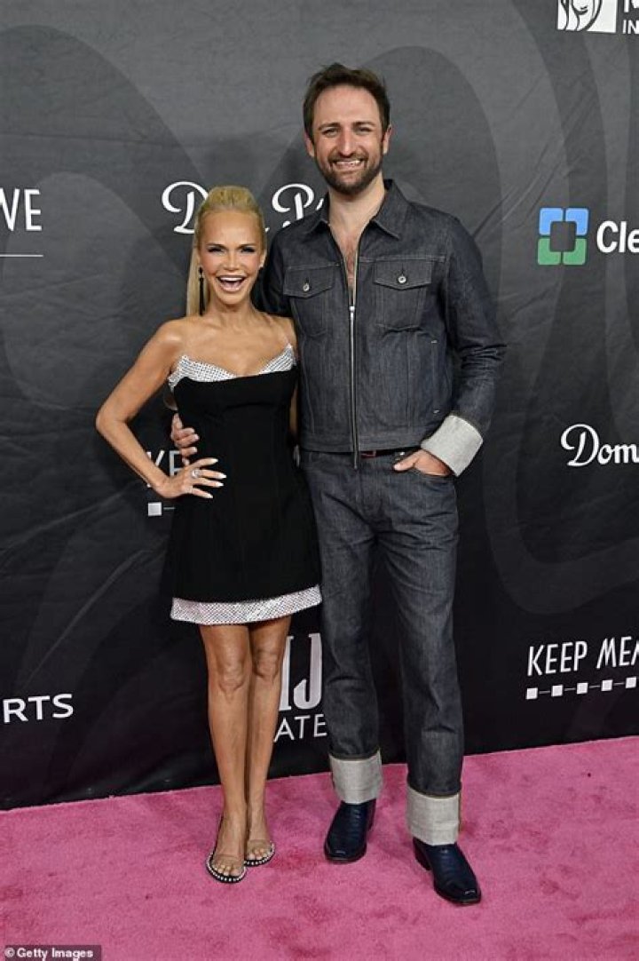 Unraveling The Mystery: Kristin Chenoweth's Height Revealed